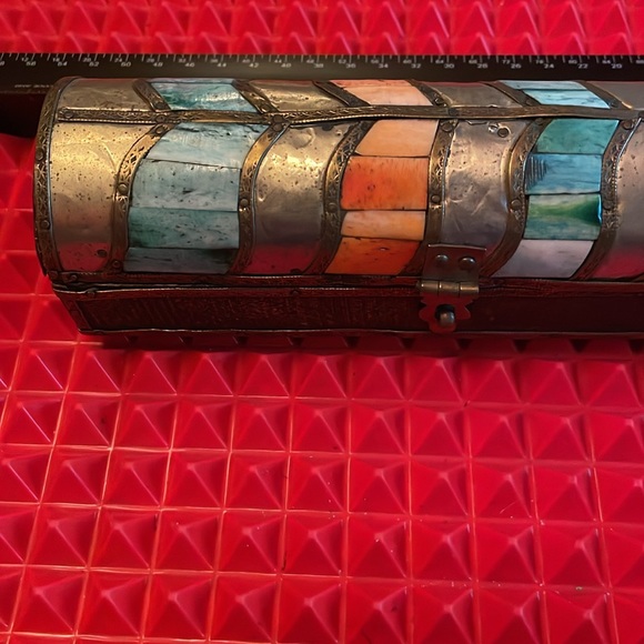 MULTI COLOURED STONE AND WOOD BOX - Picture 2 of 11